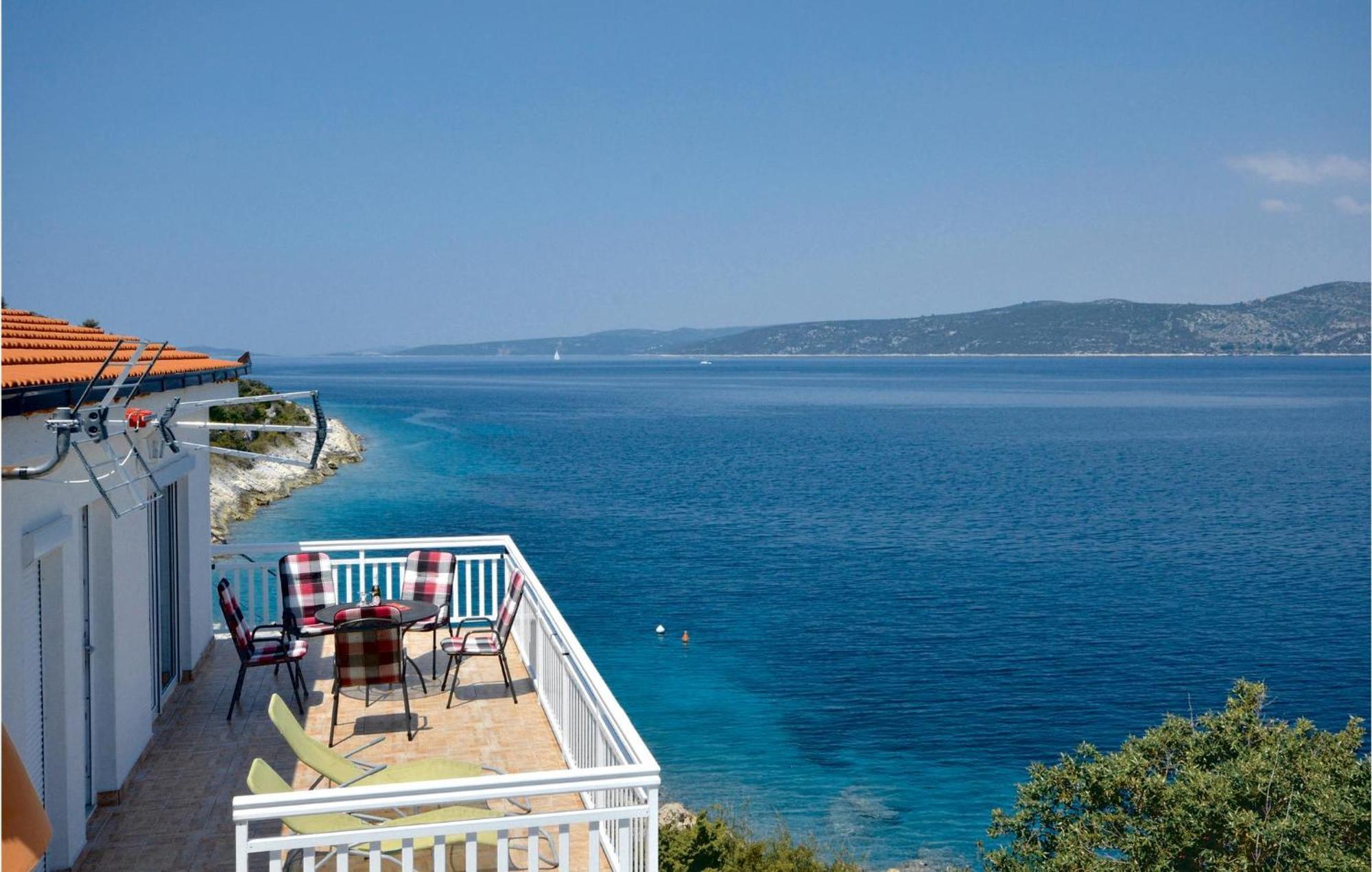 2 Bedroom Awesome Apartment In Drvenik Veliki Εξωτερικό φωτογραφία