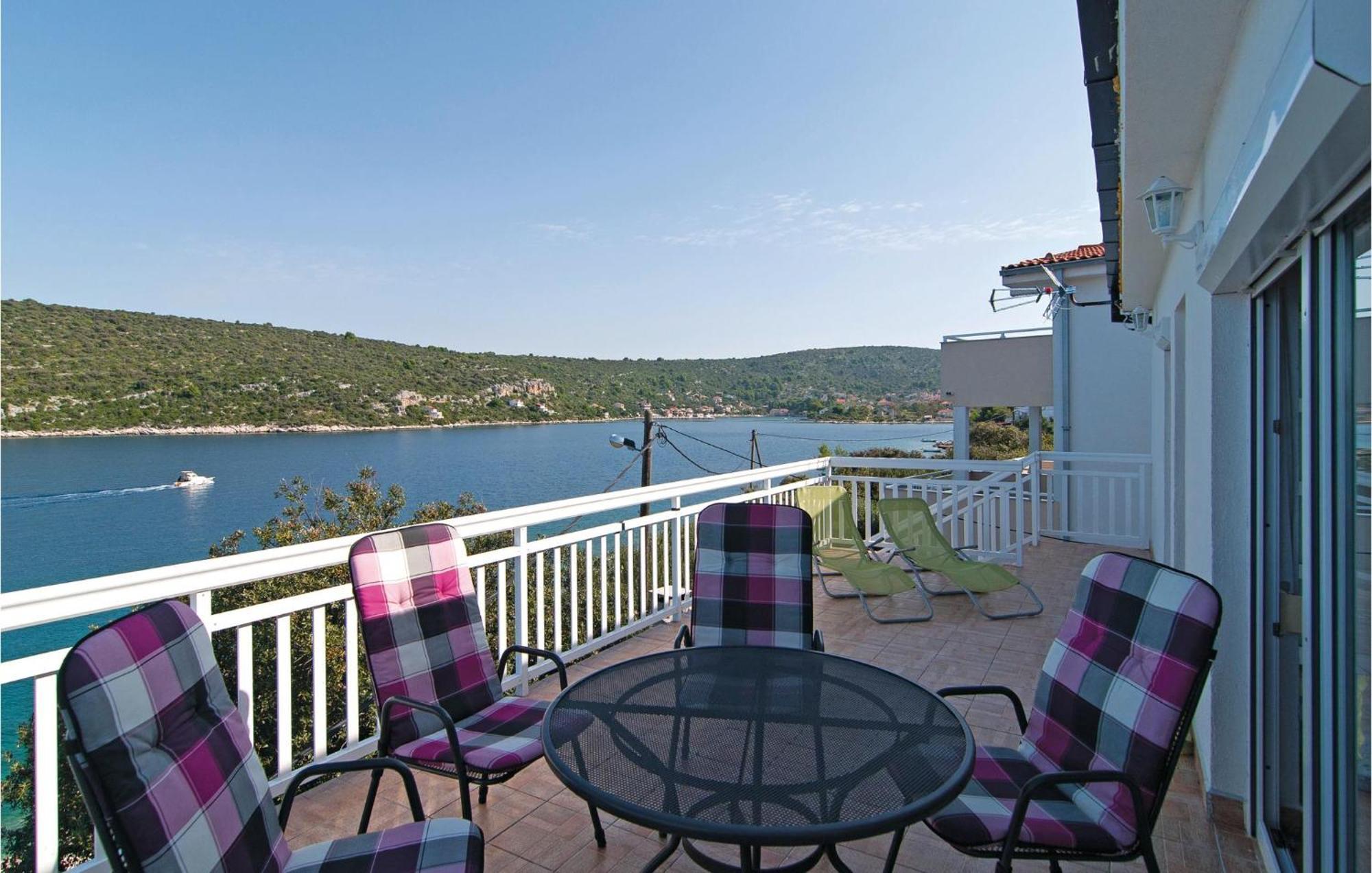 2 Bedroom Awesome Apartment In Drvenik Veliki Εξωτερικό φωτογραφία