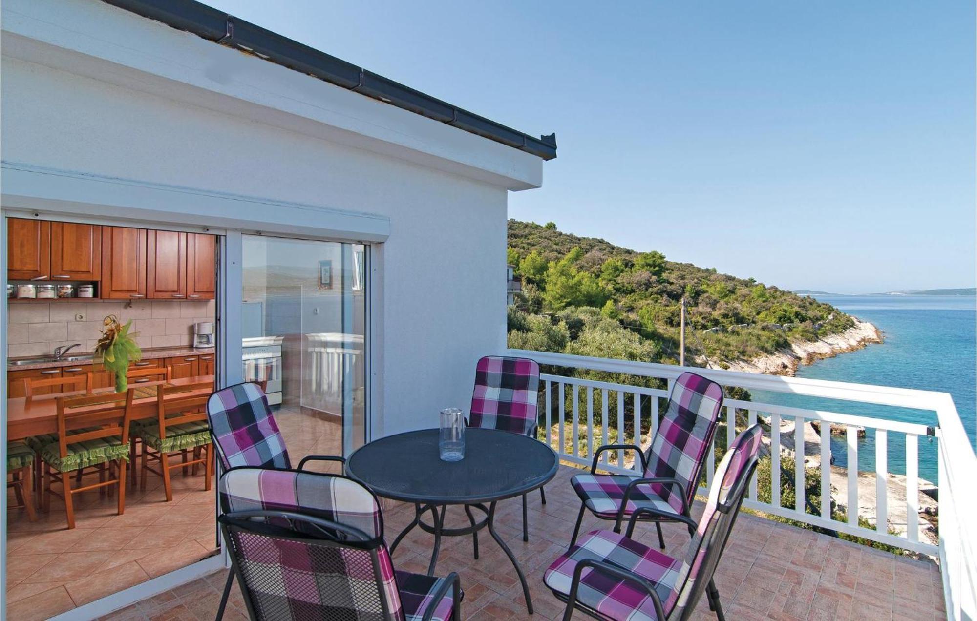 2 Bedroom Awesome Apartment In Drvenik Veliki Εξωτερικό φωτογραφία