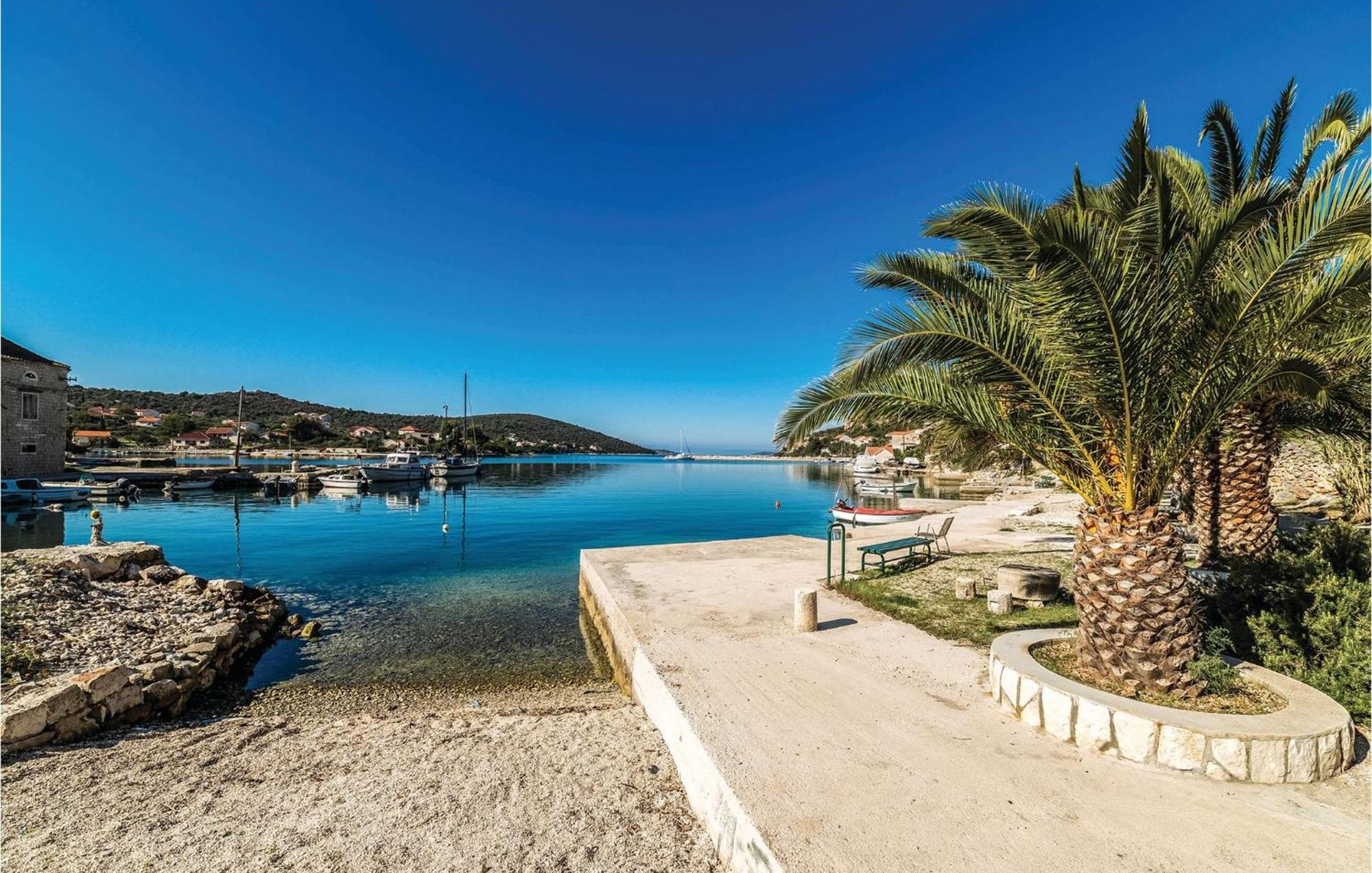 2 Bedroom Awesome Apartment In Drvenik Veliki Εξωτερικό φωτογραφία